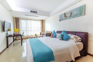 1 dormitorio con 1 cama grande y 1 sofá en WAIFIDEN service Apartment Min Jian Fianance Branch, en Guangzhou