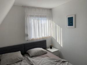um quarto com uma cama e uma janela em Majos Lodge em Majosháza
