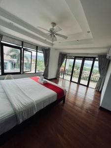 a bedroom with a bed and a ceiling fan at villa vue mer in Amphoe Koksamui