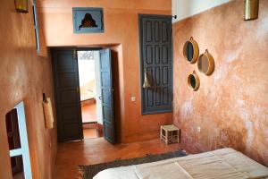 Rúm í herbergi á Riad l'Echappée, en exclusivité, 5 chambres