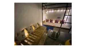 バラナシにあるSrinivasan Villaの二段ベッド2組が備わる客室です。
