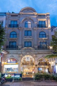 胡志明市的住宿－Thao Trang Laluxe Hotel Phu My Hung，前面有商店的大建筑