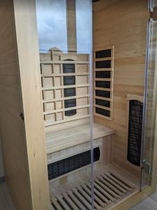 una sauna con finestra in un edificio in legno di Hotel et Spa Le Lion d'Or a Pont-lʼÉvêque