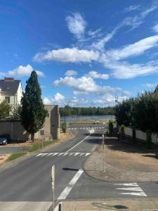 eine leere Straße mit einem See im Hintergrund in der Unterkunft Appart' Cosy en Bord de Loire in Saumur