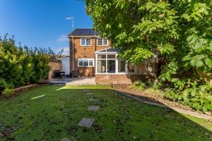 una casa con césped delante en Stunning House in Bracknell - Garden - Games room, en Bracknell