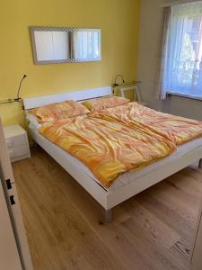 a large bed in a bedroom with a wooden floor at Gelgia Sommer-Salis in Bivio