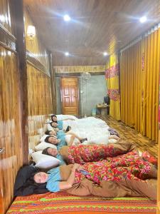 薩帕的住宿－Hoa Chanh Bungalow，一群人躺在房间里的床上