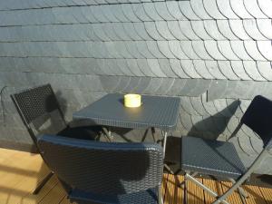 uma mesa azul e cadeiras com uma vela em Ferienwohnung Klose em Schmallenberg