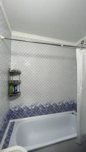 比什凱克的住宿－Apartament Manasa，浴室配有白色浴缸和卫生间。