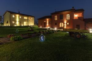 una casa grande con patio por la noche en Incanto Toscano, en Larciano