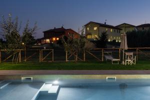 una piscina en un patio con una casa en Incanto Toscano, en Larciano