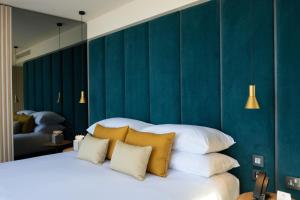 Кровать или кровати в номере Deep Blu Boutique Hotel