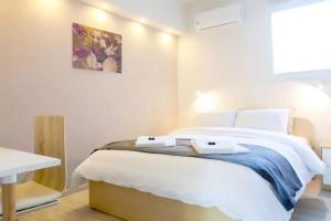sypialnia z łóżkiem z dwoma ręcznikami w obiekcie Sunlit Apartment with Acropolis View w Atenach