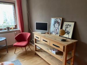 Et tv og/eller underholdning på Ferienwohnung Kompass nahe der Ostsee im Grünen