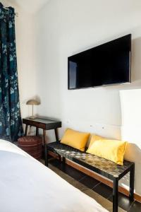A television and/or entertainment centre at Cozy apartment in Trastevere
