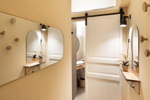 bagno con specchio e lavandino di Cozy apartment in Trastevere a Roma