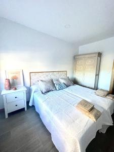 una camera con un grande letto e un comodino di Maysa a Santillana del Mar