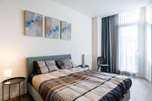 sypialnia z łóżkiem i 2 zdjęciami na ścianie w obiekcie Keizersgracht Eindhoven w Eindhoven