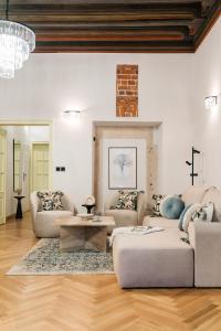 ein Wohnzimmer mit 2 Sofas und einem Tisch in der Unterkunft Gallery 7 - LoftAffair Collection in Krakau