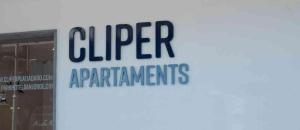 een bord aan de zijkant van een gebouw dat cyberapparaten leest bij Cliper Apartments by Escampa Hotels in Platja  d'Aro