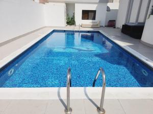 Bazén v ubytování Pool Side Near Burj Al Arab Beach nebo v jeho okolí