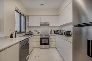 Kuchyň nebo kuchyňský kout v ubytování Brand New Luxurious 4BR & Maid Room Townhouse in Dubail Hill Estate