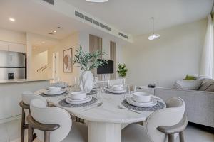 Restaurace v ubytování Brand New Luxurious 4BR & Maid Room Townhouse in Dubail Hill Estate