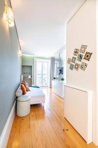 ポルトにあるVIVA Mosaics Studioのベッドと硬い木の床がある白い部屋