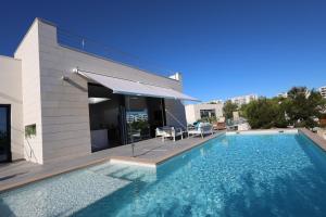 Basen w obiekcie Deluxe VILLA LAVANDA Las Colinas DEHESA DE CAMPOAMOR with HEATED POOL lub w pobliżu