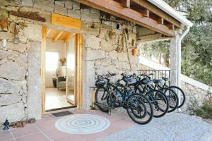 un grupo de bicicletas estacionadas al lado de un edificio de piedra en I Love Dão Casas Da Fraga, en São Gemil