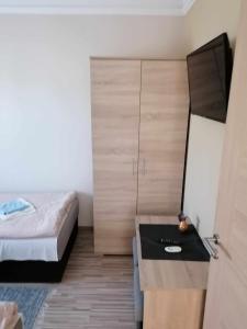 a bedroom with a bed and a desk in a room at Aba-Böbe Vendégház Zalaszentiván in Zalaszentiván