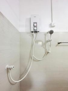 un bagno con doccia e tubo di Wilpattu Blue Sapphire lite - B&B a Wilpattu