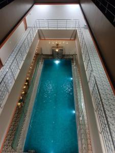 een uitzicht over een zwembad in een gebouw bij Paradise Breeze Inn in Kottakupam