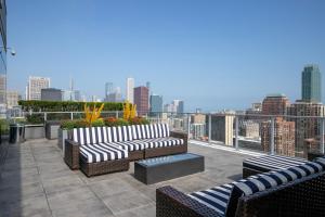 Μπαλκόνι ή βεράντα στο South Loop 2br w jacuzzi rooftop nr colleges CHI-992