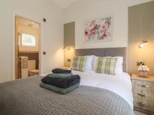 ein Schlafzimmer mit einem Bett mit Handtüchern darauf in der Unterkunft Snuggledown in Windermere