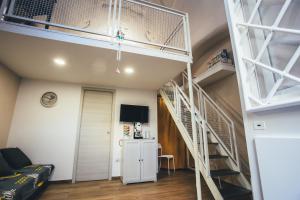 埃爾科拉諾的住宿－Pietrantica guest house，带两张双层床和楼梯的客房
