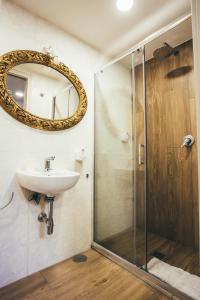 埃爾科拉諾的住宿－Pietrantica guest house，浴室配有盥洗盆和带镜子的淋浴
