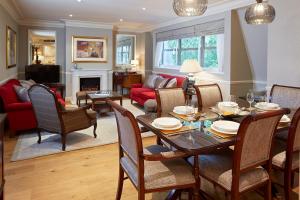 a dining room and living room with a table and chairs at Cheval Knightsbridge in London