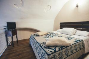 埃爾科拉諾的住宿－Pietrantica guest house，一间卧室配有一张带两个枕头的床