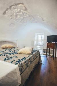 埃爾科拉諾的住宿－Pietrantica guest house，一间卧室配有一张床、一张桌子和一架钢琴