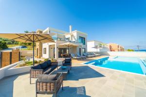 uma villa com uma piscina e uma casa em Villa Halcyon em Agios Stefanos