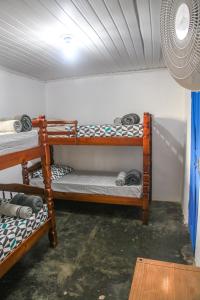 Habitación con 2 literas y mesa. en Calango Hostel, en Ibicoara