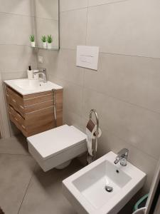 巴列塔的住宿－Casa Bonelli 37，白色的浴室设有卫生间和水槽。