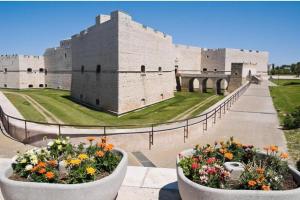 a castle with two large pots of flowers in front of it at Casa Bonelli 37 in Barletta