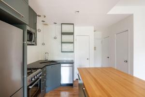 een keuken met een aanrecht en een fornuis top oven bij Apartment 1287: Chelsea in New York