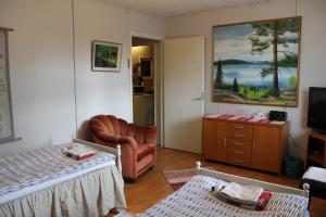 salon z łóżkiem i krzesłem w obiekcie Motelli Nuttulinna w mieście Nuttupera