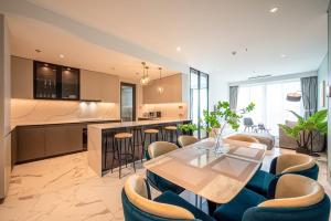Kuchyň nebo kuchyňský kout v ubytování Metropole Thu Thiem Condo Apartment