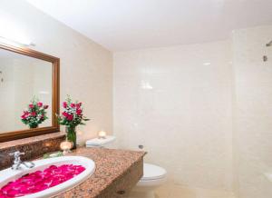 Bilik mandi di Best Western Green Hill Hotel