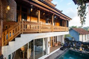 Casa con balcón y piscina en Villa Milla Bali, en Sukawati