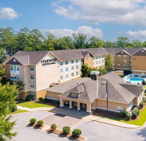 uma vista aérea de um hotel com piscina em Homewood Suites by Hilton Montgomery - Newly Renovated em Montgomery